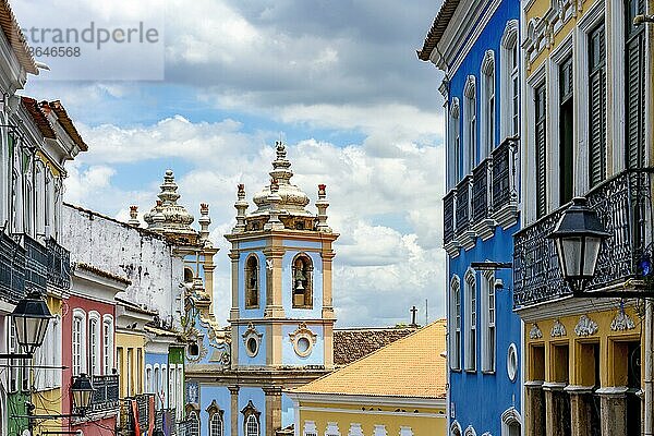 Bunte Fassaden alter Häuser und eine historische Kirche im Viertel Pelourinho in Salvador  Bahia  Brasilien  Südamerika