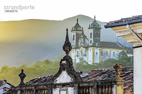 Vorderansicht historischer Häuser im Kolonialstil und Kirche im Hintergrund in der Stadt Ouro Preto  Bundesstaat Minas Gerais  Brasilien  Brasilien  Südamerika