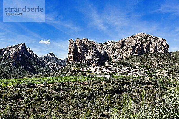 Ortsansicht Agüero  Bergstock  Felsenkette Mallos de Agüero  Aguero  Aragonien  Spanien  Europa