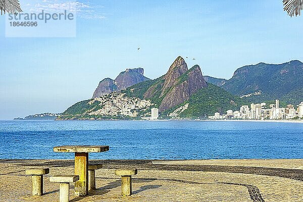 Blick auf den Strand von Ipanema in Rio de Janeiro an einem Sommermorgen  Brasilien  Südamerika