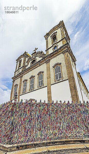 Fassade der berühmten und historischen Kirche Nosso Senhor do Bonfim  die eine der wichtigsten touristischen und kulturellen Attraktionen der Stadt Salvador in Bahia  Brasilien  ist  Südamerika