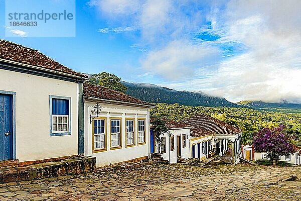 Blick auf die Stadt Tiradentes mit ihren historischen Häusern im Kolonialstil und den Bergen im Hintergrund während des Nachmittags in Minas Gerais  Brasilien  Südamerika