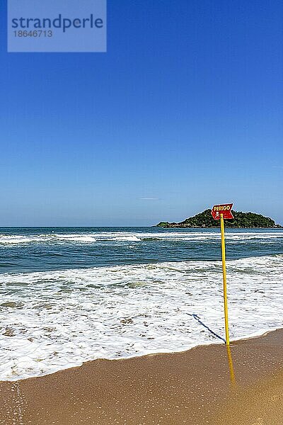 Paradiesischer Strand mit Gefahrenwarnung vor Wellen und Meeresströmungen in Bertioga im Bundesstaat Sao Paulo  Brasilien  Brasilien  Südamerika