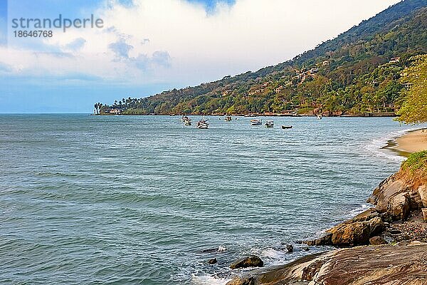 Strand mit tropischer Vegetation und Booten über dem Meer auf der Insel Ilhabela an der Küste von Sao Paulo  Brasilien  Südamerika