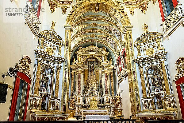 Goldener Altar der Kirche Sao Pedro dos Clerigos aus dem 18. Jahrhundert mit einem mit Gold bemalten Innenraum im neoklassischen Stil im Viertel Pelourinho in Salvador  Bahia  Brasilien  Südamerika