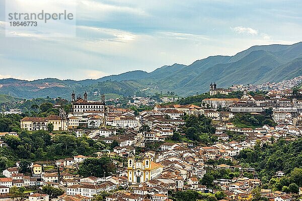 Blick auf die historische Stadt Ouro Preto in Minas Gerais mit ihren Häusern und Kirchen im Kolonialstil und den Bergen im Hintergrund  Brasilien  Südamerika