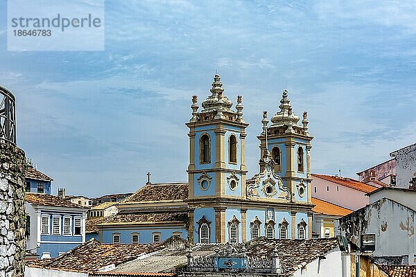 Turm und Fassade einer historischen Barockkirche zwischen den Häusern und Dächern des Stadtteils Pelourinho  Stadt Salvador  Bahia  Brasilien  Südamerika