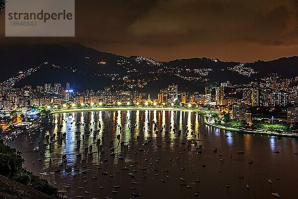 Der Strand Botafogo  die Guanabara Bucht und die Stadt Rio de Janeiro von oben bei Nacht gesehen  Brasilien  Südamerika