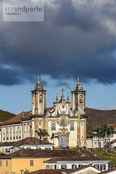 Fassade einer imposanten und alten historischen Kirche im Barockstil im Zentrum von Ouro Preto  Minas Gerais  Brasilien  Brasilien  Südamerika