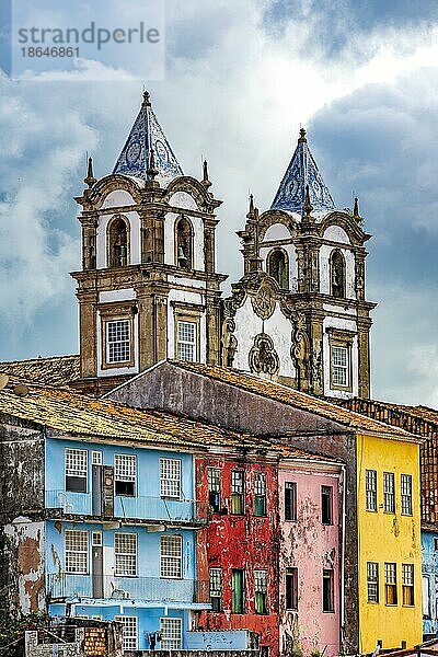 Historische barocke Kirchtürme zwischen alten bunten Häusern im Pelourinhoviertel in der Stadt Salvador  Bahia  Brasilien  Südamerika