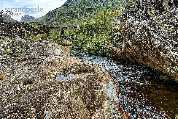 Fluss durch die Vegetation des Biribiri Reservats in Diamantina mit einer alten Holzbrücke  die von Sklaven gebaut wurde  um die Diamantenproduktion zu entwässern  und von der Zeit zerstört wurde  Brasilien  Südamerika