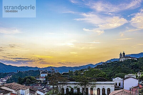 Blick auf alte Häuser und Kirchen in Kolonialarchitektur aus dem 18. Jahrhundert bei Sonnenuntergang in der historischen Stadt Ouro Preto in Minas Gerais  Brasilien  Ouro Preto  Minas Gerais  Brasilien  Südamerika