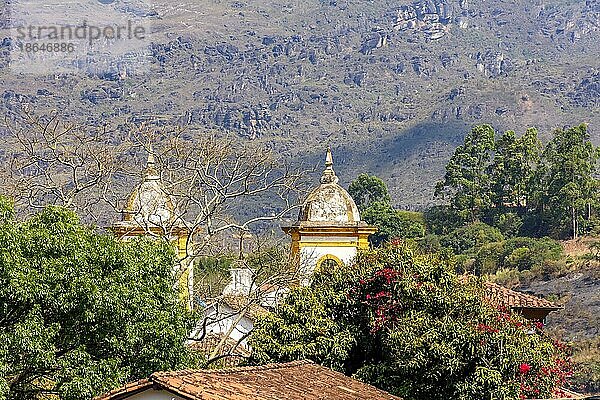Ein Kirchturm der vielen historischen Kirchen im Barock und Kolonialstil aus dem 18. Jahrhundert inmitten der Hügel und Vegetation der Stadt Ouro Preto in Minas Gerais  Brasilien  Ouro Preto  Minas Gerais  Brasilien  Südamerika