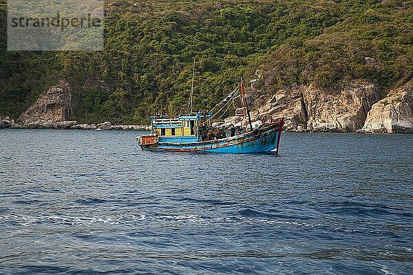 Fischerboot in felsiger Küstenlandschaft  Südchinesisches Meer  Vinh hy  Provinz Ninh Thuan  Vietnam  Asien