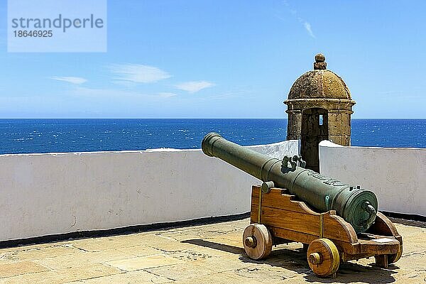 Altes historisches Fort und koloniales Wachhaus mit auf das Meer gerichteten Kanonen in der Stadt Salvador in Bahia  Brasilien  Südamerika