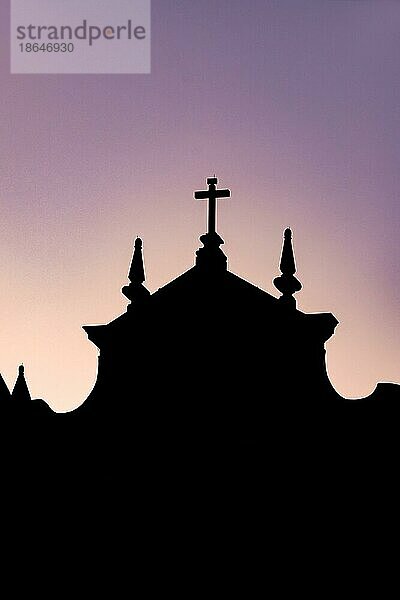 Silhouette einer historischen Kirche im Kolonialstil bei Sonnenuntergang im Viertel Pelourinho in Salvador  Bahia  Brasilien  Südamerika