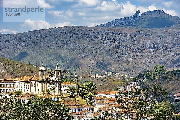 Blick von oben auf eine der vielen historischen Kirchen im Barock und Kolonialstil aus dem 18. Jahrhundert in der Stadt Ouro Preto in Minas Gerais  Brasilien  Ouro Preto  Minas Gerais  Brasilien  Südamerika