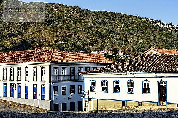 Alte Häuser im Kolonialstil in der historischen Stadt Ouro Preto im Bundesstaat Minas Gerais  Brasilien  mit den Bergen im Hintergrund  Brasilien  Südamerika