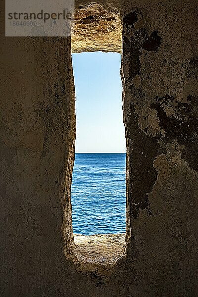 Ein Fenster zum Meer. Blick auf das Meer und den Horizont im Wachhaus einer alten Festung aus dem 17. Jahrhundert in der Stadt Salvador  Bahia  Brasilien  Südamerika
