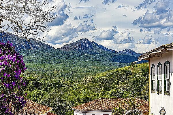 Häuser  Berge und Wald in der historischen Stadt Tiradentes im Bundesstaat Minas Gerais  Brasilien  Südamerika