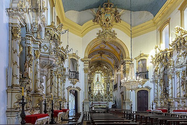 Innenraum einer reich verzierten historischen brasilianischen Barockkirche in der Stadt Ouro Preto in Minas Gerais  Brasilien  Brasilien  Südamerika