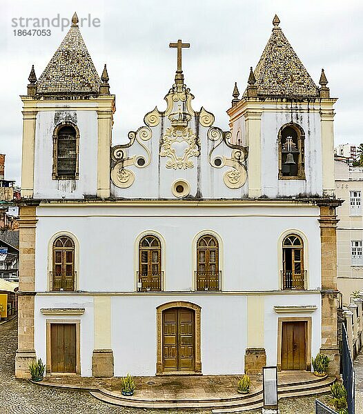 Vorderansicht einer historischen Kirche im Viertel Pelourinho in Salvador  Bahia  Brasilien  Südamerika