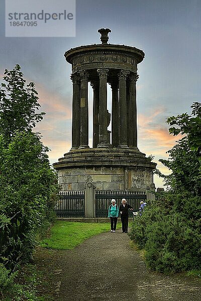 Spaziergänger vor Dugald Stewart Monument  Calton Hill  Abendhimmel  Edinburgh  Schottland  Großbritannien  Europa