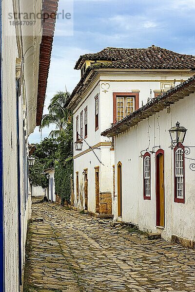 Straßen  Häuser und Kopfsteinpflaster in der historischen Stadt Paraty an der Küste von Rio de Janeiro  Brasilien  Südamerika