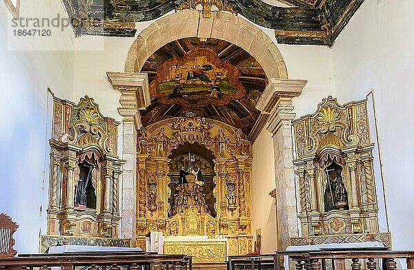 Innenraum und Altar einer historischen brasilianischen Kirche aus dem 18. Jahrhundert in barocker Architektur mit Details an den Wänden in Blattgold in der Stadt Tiradentes  UNESCO Weltkulturerbe  Bundesstaat Minas Gerais  Brasilien  Brasilien  Südamerika