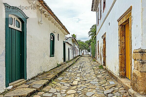 Berühmte Straßen der alten und historischen Stadt Paraty mit ihren Kopfsteinpflastern und alten Häusern im Kolonialstil  Brasilien  Südamerika