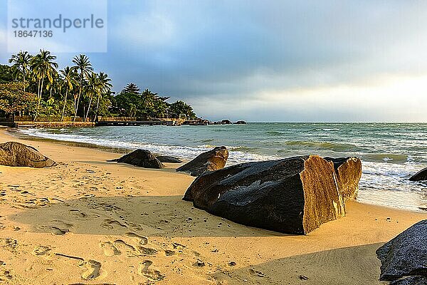 Tropischer Strand auf der Insel Ilhabela an der Nordküste von Sao Paulo  Brasilien  Brasilien  Südamerika