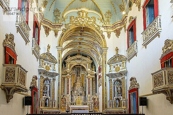 Altar der Kirche Sao Pedro dos Clerigos aus dem 18. Jahrhundert mit einem mit Gold bemalten Innenraum im neoklassizistischen Stil im Stadtteil Pelourinho von Salvador  Bahia  Brasilien  Südamerika