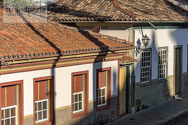 Detail von Straßen und Häusern im Kolonialstil in der alten und historischen Stadt Diamantina in Minas Gerais  Brasilien  am späten Nachmittag  Brasilien  Südamerika