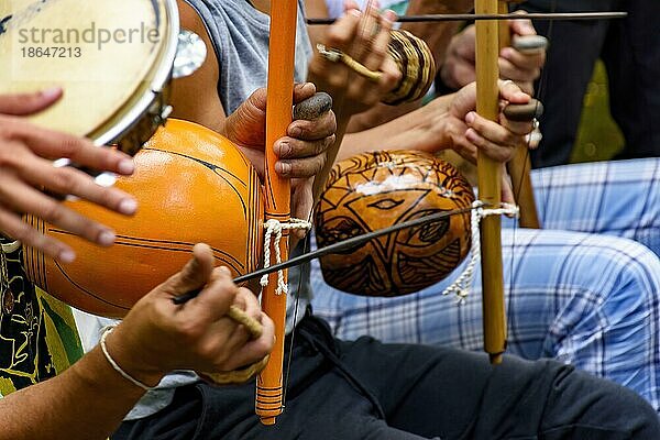 Mehrere afrobrasilianische Perkussionsinstrumente während einer Capoeira Vorführung in den Straßen Brasiliens  Brasilien  Südamerika
