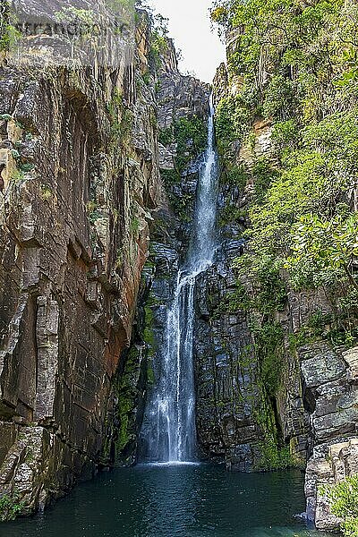 Schöner Wasserfall namens Veu da Noiva zwischen moosbewachsenen Felsen und der Vegetation eines Naturschutzgebiets im Bundesstaat Minas Gerais  Brasilien  Brasilien  Südamerika