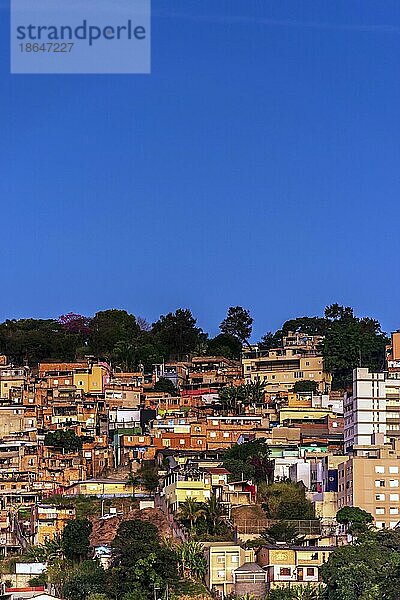 Abenddämmerung im Slum in der Innenstadt von Belo Horizonte in Minas Gerais  Brasilien  Südamerika