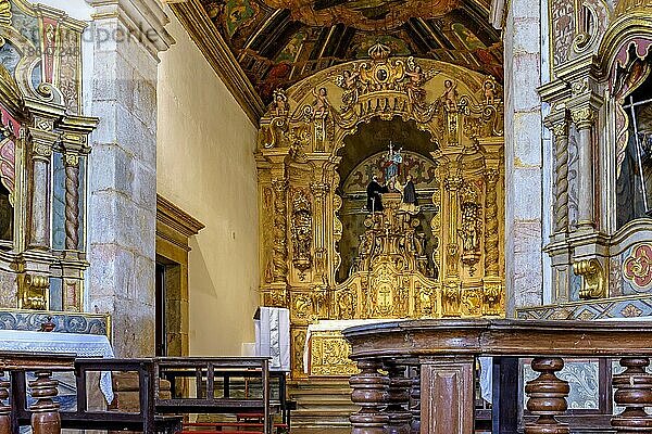 Innenraum und Altar einer alten Barockkirche mit blattvergoldeten Wänden in der historischen Stadt Tiradentes in Minas Gerais  Brasilien  Südamerika