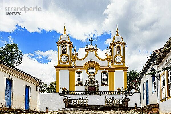 Alte berühmte Kirche im Barockstil aus dem 18. Jahrhundert in der historischen Stadt Tiradentes in Minas Gerais  Brasilien  Südamerika