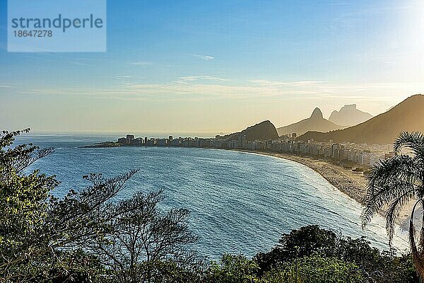 Copacabana Strand und Rio de Janeiro Berge von oben während des Sonnenuntergangs im Sommer gesehen  Brasilien  Südamerika