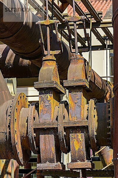 Korrodierte und rostige Zahnräder und Rohre einer alten Maschine zur Verarbeitung von Eisenerz  die in Minas Gerais  Brasilien  aufgegeben wurde  Südamerika