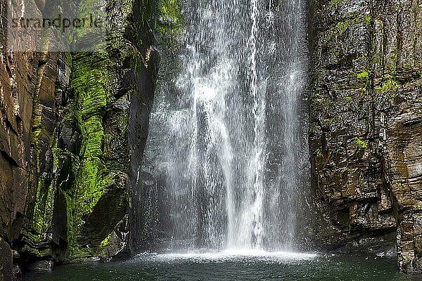 Wunderschöner und paradiesischer Wasserfall Veu da Noiva (Schleier der Braut) inmitten von moosbewachsenen Felsen und Vegetation in der Serra do Cipo im Bundesstaat Minas Gerais  Brasilien und  Brasilien  Südamerika