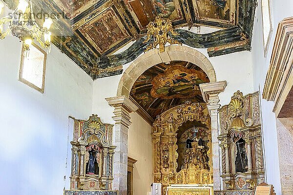 Innenraum und Altar einer historischen brasilianischen Kirche aus dem 18. Jahrhundert in barocker Architektur mit Details an den Wänden in Blattgold in der Stadt Tiradentes  UNESCO Weltkulturerbe  Bundesstaat Minas Gerais  Brasilien  Brasilien  Südamerika