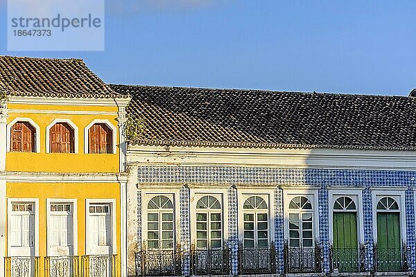 Fassade eines alten Gebäudes im Kolonialstil mit Balkonen  Laternen  Fenstern und verzierten Fliesen im Viertel Pelourinho in Salvador  Bahia  Brasilien  Südamerika