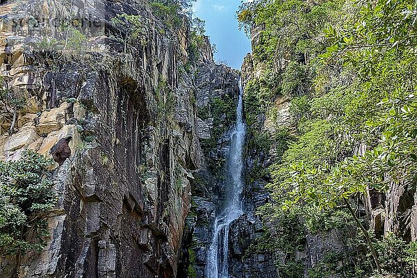 Schöner Wasserfall zwischen den Felsen an einem Berghang in der Region Serra do Cipo des brasilianischen Cerrado Bioms (Savanne) in Minas Gerais  Brasilien  Südamerika