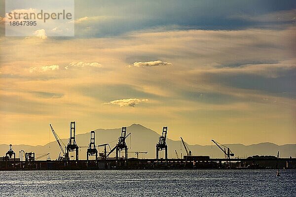 Silhouette der Hafenmole mit ihren Kränen bei Sonnenuntergang in Rio de Janeiro  Brasilien  Cais do porto  Rio de Janeiro  Rio de Janeiro  Brasilien  Südamerika