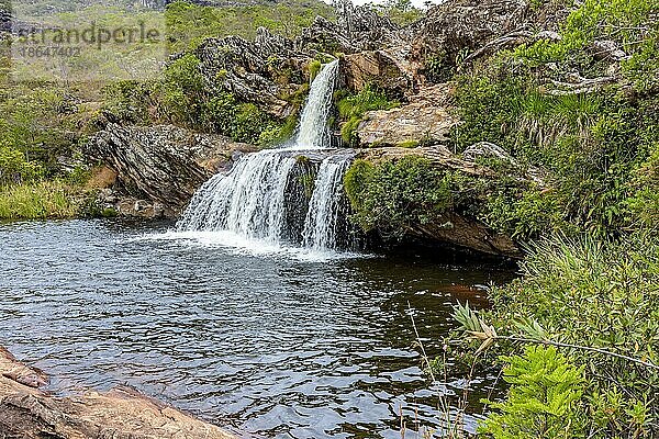 Wasserfall zwischen den Felsen und der Vegetation des Staatsparks Serra do Biribiri in Diamantina  Minas Gerais  Brasilien  Südamerika
