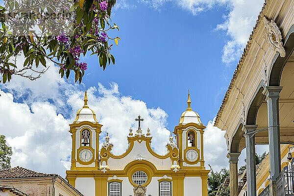 Historischer barocker Kirchturm mit Glocke und Uhr in der Altstadt von Tiradentes im Bundesstaat Minas Gerais  Brasilien  Brasilien  Südamerika