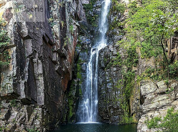 Schöner Wasserfall von Veu da Noiva zwischen den mit Moos bedeckten Steinen und der Vegetation in einem Gebiet mit vollständig erhaltener Natur im Bundesstaat Minas Gerais  Brasilien  Brasilien  Südamerika