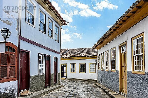 Straße mit Kopfsteinpflaster und Häusern mit kolonialer Architektur in der alten und historischen Stadt Diamantina in Minas Gerais  Brasilien  Brasilien  Südamerika