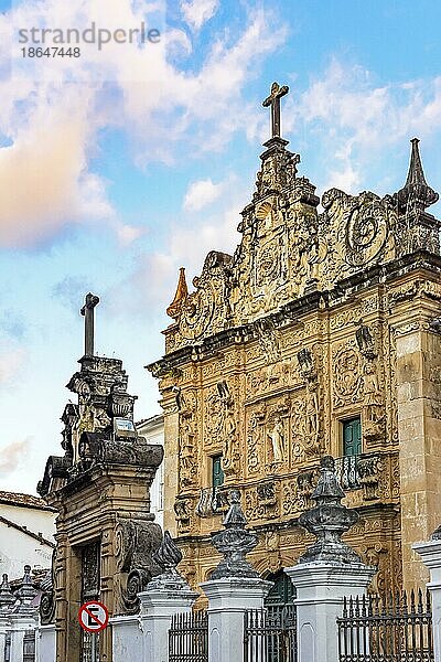 Fassade einer schönen historischen Barockkirche im alten Viertel Pelourinho in Salvador  Bahia  Brasilien  Südamerika
